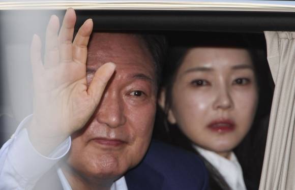 윤석열 전 대통령과 김건희 여사가 11일 서울 용산구 한남동 관저에서 나와 서초동 사저로 향하며 지지자들에게 인사하고 있다. 2025.4.11 공동취재