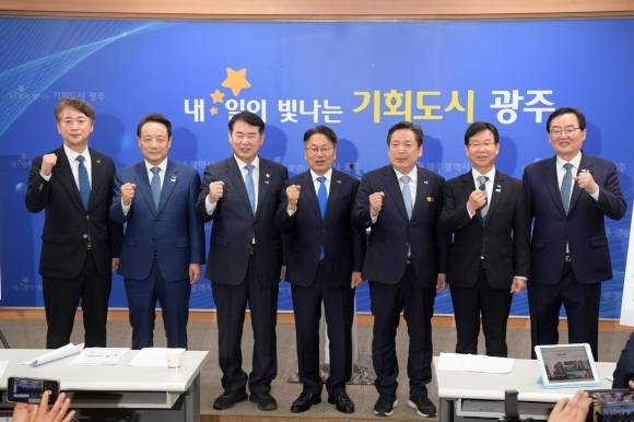 광주시장과 5개 구청장, 시교육감이 12일 광주시청 브리핑실에서 제21대 대통령선거 투표를 독려하기 위한 공동 기자회견을 하고 있다. 왼쪽부터 김이강 서구청장, 임택 동구청장, 이정선 시교육감, 강기정 시장, 김병내 남구청장, 박병규 광산구청장, 문인 북구청장. 광주광역시 제공