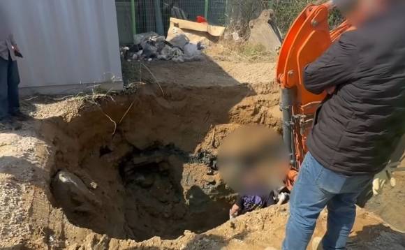 경북경찰청은 12일 경북 구미의 송유관 인근 빈 상가를 빌려 땅굴을 판 뒤 석유를 훔치려다 미수에 그친 60대 A씨 등 3명을 송유관안전관리법위반 혐의로 구속하고, 3명을 불구속 입건했다고 밝혔다. 경북경찰청 제공