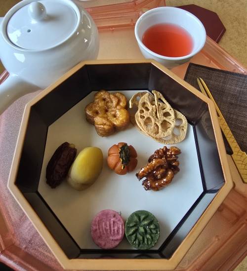 호박란 세트’와 오미자차. 윤수경 기자