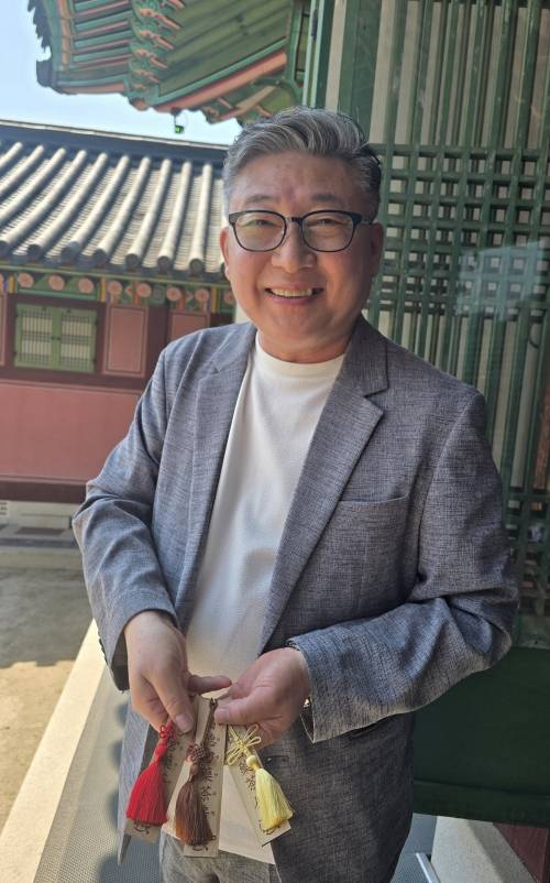 박형민 매듭장 이수자가 국화, 매화, 잠자리 매듭을 단 차패를 선보이고 있다. 윤수경 기자