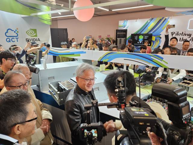 젠슨 황 엔비디아 CEO가 지난해 6월 대만 타이베이 난강전시관에서 열린 컴퓨텍스 2024에서 대만 기업 관계자와 악수하고 있다. 허진 기자