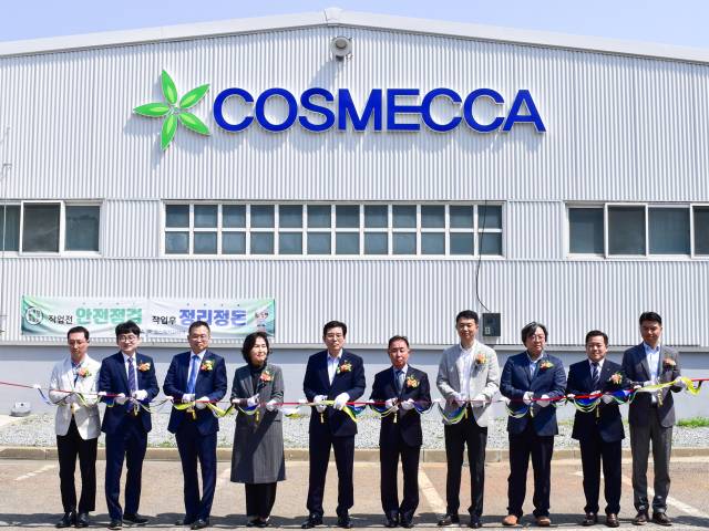 12일 충북 청주에서 열린 코스메카코리아 ‘청주 신공장’ 가동 조임래(오른쪽 여섯번째) 회장과 박은희 부회장(〃 일곱번째) 등 임직원들이 리본 커팅식을 하고 있다. 사진제공=코스메카코리아