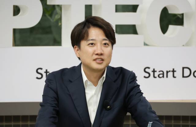 이준석 개혁신당 대선 후보가 7일 대전 유성구 한국과학기술원(KAIST)에서 재학생들과 '2030 현장 청취' 간담회를 하고 있다. 연합뉴스