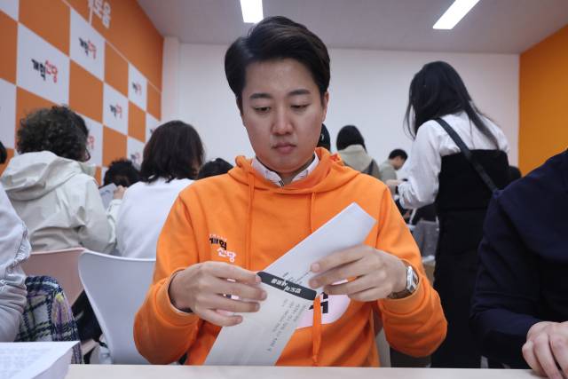 이준석 개혁신당 대선후보가 지난달 27일 서울 강남구에 마련된 선거캠프에서 손편지 홍보물 봉입 행사 '이준석과 함께-편지로 정치를 바꾼다'에서 유권자들에게 보낼 손편지를 봉입하고 있다. 연합뉴스