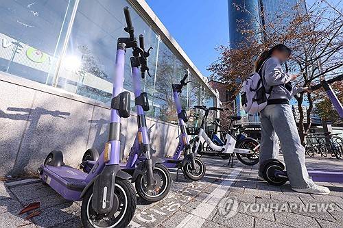 킥보드가 주차돼 있다. 연합뉴스