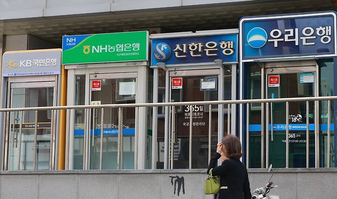 지난 달 27일 서울 시내 은행 현금인출기(ATM) 모습 ⓒ연합뉴스