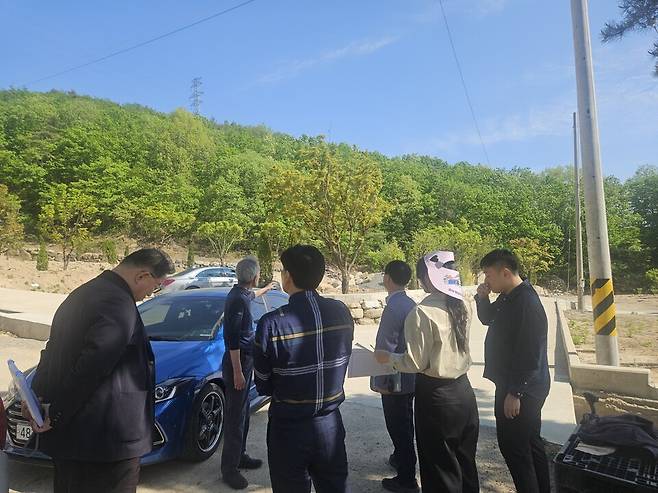 문경시는 주민들을 직접 찾아가 인허가 서비스를 위해 상담하고 있다ⓒ문경시