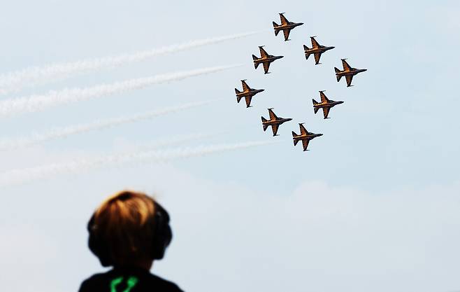 5월11일 경기 평택시 주한미공군 오산기지에서 열린 '오산 에어 파워 데이 2025'에서 공군 특수비행팀 블랙이글스가 에어쇼를 선보이고 있다. ⓒ연합뉴스
