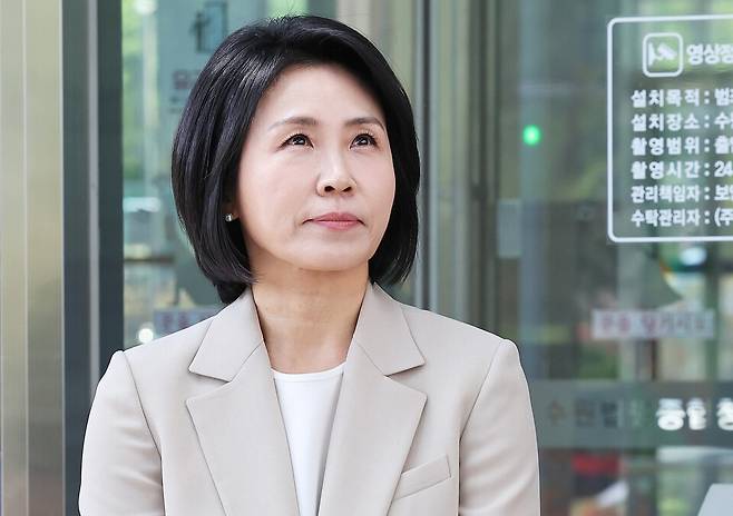 공직선거법 위반 혐의로 기소돼 1심에서 벌금형을 선고받은 이재명 더불어민주당 대선 후보 배우자 김혜경씨가 5월12일 경기도 수원시 영통구 수원고등법원에서 열린 항소심 선고공판을 마치고 나오고 있다. ⓒ 연합뉴스