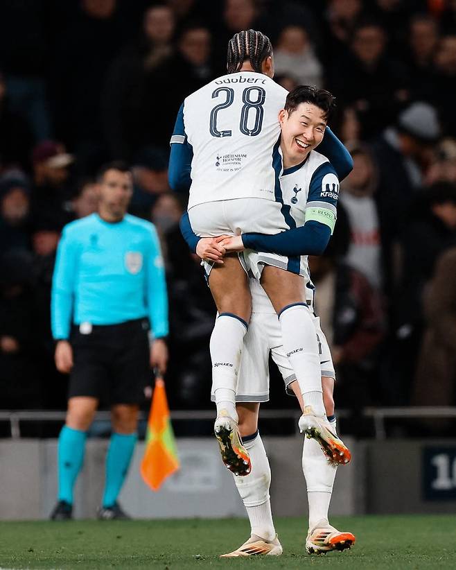 토트넘 손흥민이 3월 14일(한국시간) 런던 토트넘 홋스퍼 스타디움에서 열린 알크마르와 UEL 16강 2차전에서 멀티골을 터트린 오도베르를 끌어안고 기뻐하고 있다. 사진출처｜토트넘 홋스퍼 SNS