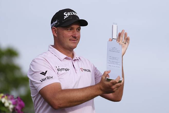 트루이스트 챔피언십에서 시즌 2승, 통산 4승을  달성한 제프 슈트라카가  챔피언 트로피를 들고 환하게 웃고 있다. 필라델피아(미 펜실베니아주)  |  AP뉴시스