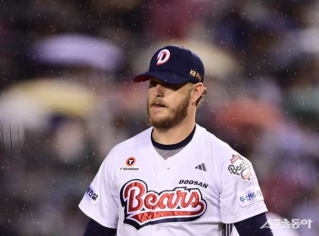 두산 어빈은 11일 잠실 NC와 더블헤더 제1경기에서 2.1이닝 8실점으로 무너졌다. 부진도 아쉬웠지만, 교체 과정에서 포수와 투수코치를 어깨로 밀치며 불만을 표출한 장면은 더욱 볼썽사나웠다. 다신 나와선 안 될 장면이다. 스포츠동아 DB