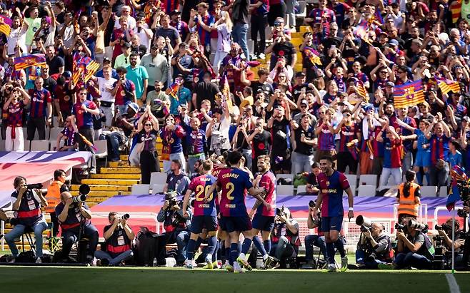 바르셀로나가 12일(한국시간) 에스타디 올림피크 유이스 쿰파니스에서 끝난 2024~2025시즌 라리가 35라운드 홈경기에서 레알 마드리드를 4-3으로 제압했다. 전반 34분 하피냐의 골이 터진 뒤 기뻐하는 바르셀로난 선수들. 사진출처|바르셀로나 홈페이지