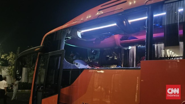 인도네시아 프로축구 경기 후 팬들이 상대팀 구단 버스에 돌을 던져 유리창이 박살나는 사건이 발생했다. CNN 인도네시아 캡처