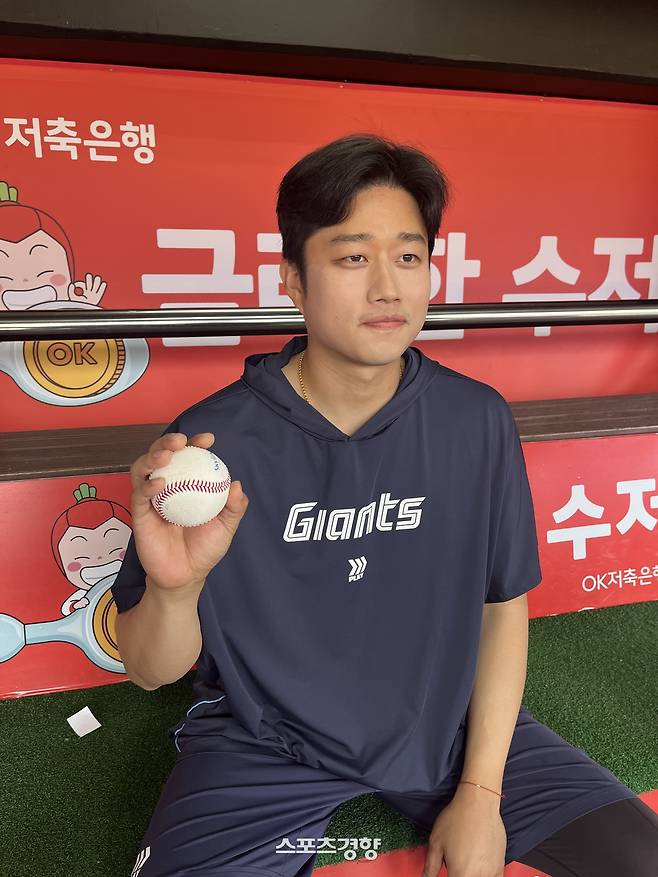 11일 수원구장에서 승리 기념구를 들고 인터뷰하는 롯데 김강현. 수원 | 김하진 기자