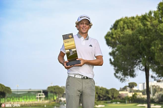 마르탱 쿠브라가 11일(현지시간) 터키 안탈리아의 레그눔 카리아 골프 앤드 스파 리조트에서 열린 DP 월드 투어 터키 에어라인 오픈에서 우승한 뒤 트로피를 들고 있다. 게티이미지코리아