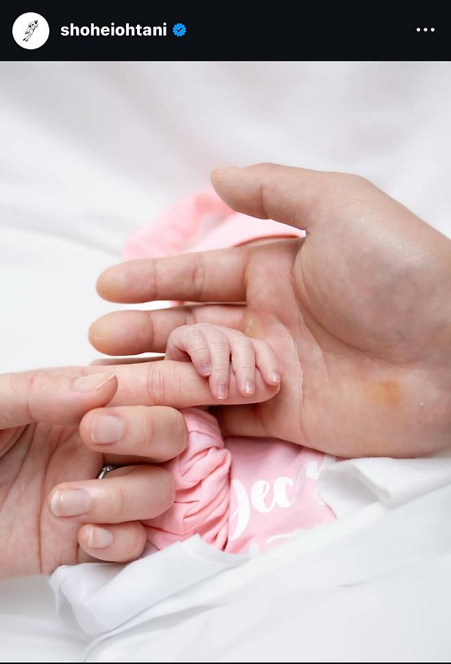 오타니와 아내 마미코, 그리고 딸의 손이 찍힌 사진. 오타니 인스타그램 캡처