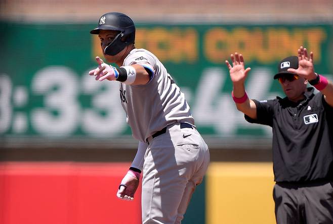 뉴욕 양키스 저지가 12일 애슬레틱스전에서 2루타를 날린 뒤 베이스에서 손짓하고 있다. AFP연합뉴스