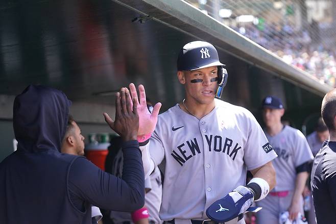 뉴욕 양키스 저지가 12일 애슬레틱스전에서 5회초 득점한 뒤 동료들과 하이파이브하고 있다. Imagn Images연합뉴스