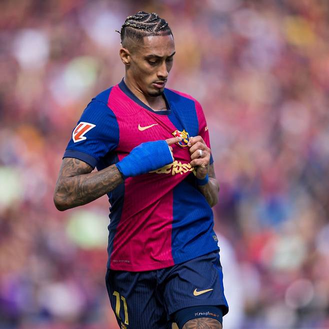 하피냐가 11일 오후 11시 15분(한국시간) 스페인 바르셀로나의 에스타디 올림피크 루이스 콤파냐스에서 열린 2024~2025시즌 스페인 라리가 35라운드에서 득점 후 손가락을 바르셀로나 엠블럼을 가르키고 있다. /사진=FC바르셀로나 공식 사회관계망서비스(SNS)