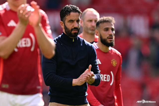 팬들에게 인사하는 루벤 아모림 맨유 감독(가운데). /AFPBBNews=뉴스1