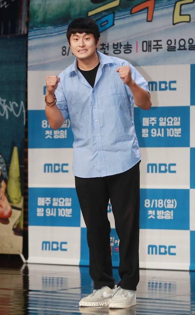 방송인 기안84가 16일 오후 서울 마포구 상암동 MBC 사옥에서 진행된 '태아난김에 음악일주' 제작발표회에 참석해 포즈를 취하고 있다.  기안84가 버킷리스트 중 하나였던 가수의 꿈을 향해 나아가는 여정을 담은 프로그램 '태어난김에 음악일주'는 오는 18일 첫 방송된다. /2024.08.16 /사진=이동훈