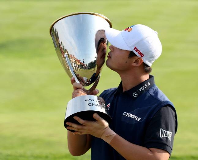 배용준이 우승 후 트로피에 입을 맞추고 있다. /사진=KPGA 제공