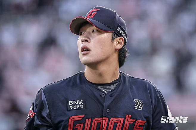 롯데 이민석이 11일 수원 KT전에서 역투하고 내려오고 있다. /사진=롯데 자이언츠 제공