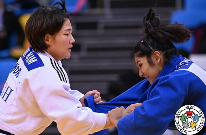 김민주(왼쪽). /사진=국제유도연맹 공식 홈페이지 갈무리