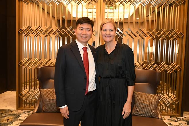 유승민(왼쪽) 대한체육회장과 커스티 코번트리 IOC위원장 당선인. /사진=대한체육회 제공