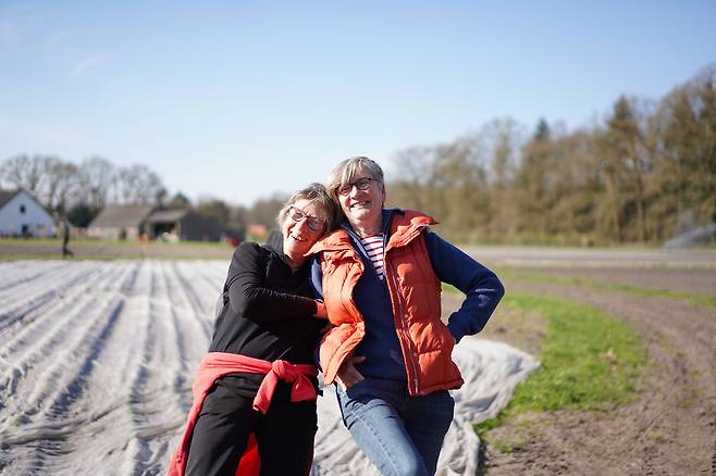 네덜란드 소비자협동조합 ‘헤런부런(Herenboeren)’의 조합원인 베티(왼쪽)와 자네터가 지난 4월 2일(현지시간) 헬데를란트주 루넌 지역에 있는 농장에서 포즈를 취하고 있다. 진정은씨 제공