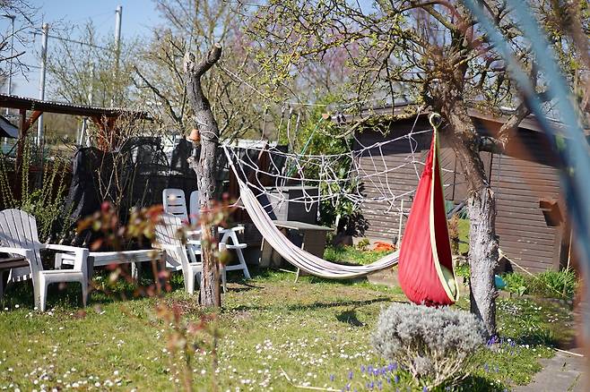 독일 카를스루에  ‘라인슈트란트지들룽 클라인가르텐(도시 텃밭)’ 단지에 오두막과 해먹, 의자 등이 설치돼 있다. 텃밭을 분양받은 주민들이 자신의 텃밭 공간에 만든 시설이다. 진정은씨 제공