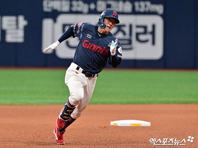 롯데 내야수 이호준은 11일 수원KT위즈파크에서 열린 '2025 신한 SOL Bank KBO 리그' KT와 더블헤더 2경기에서 8번타자 유격수로 선발 출전했다. 4회초 상대 선발 오원석의 슬라이더에 머리를 맞는 부상으로 중도 교체됐다. 엑스포츠뉴스 DB