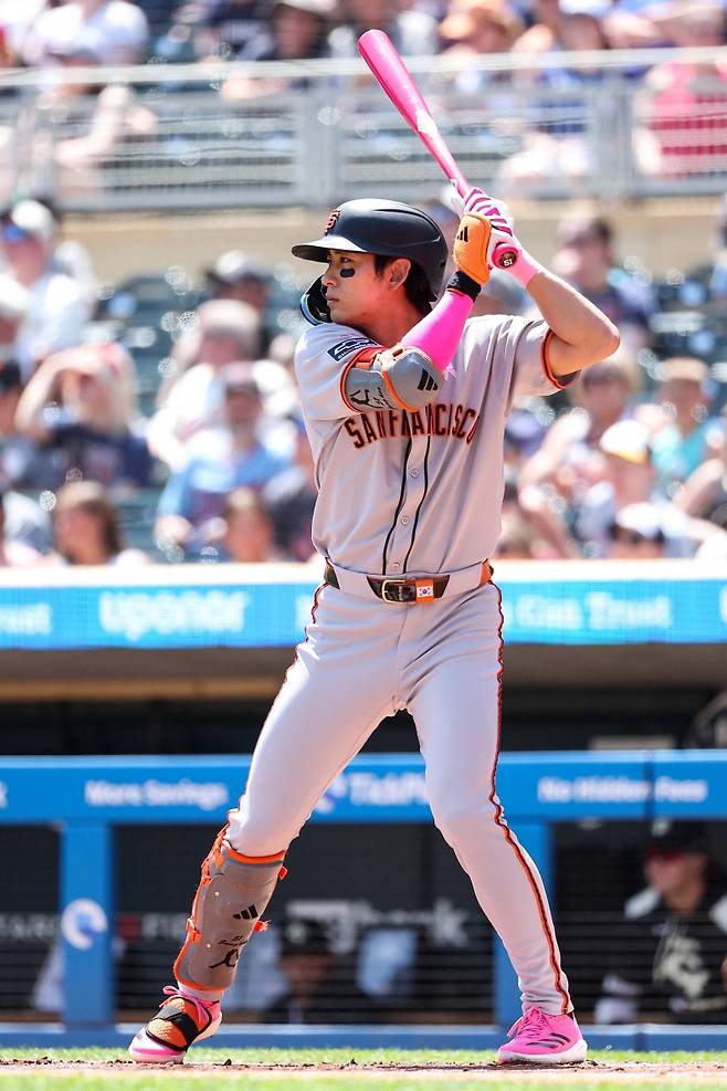 샌프란시스코 자이언츠 외야수 이정후가 12일 미국 미네소타주 미니애폴리스의 타깃 필드에서 열린 2025 미국프로야구 메이저리그(MLB) 미네소타 트윈스와의 원정경기에 3번 지명타자로 선발 출전해 4타수 1안타 1타점 1득점을 기록했다. 이정후의 시즌 타율은 0.287에서 0.286으로 소폭 하락했다. REUTERS 연합뉴스