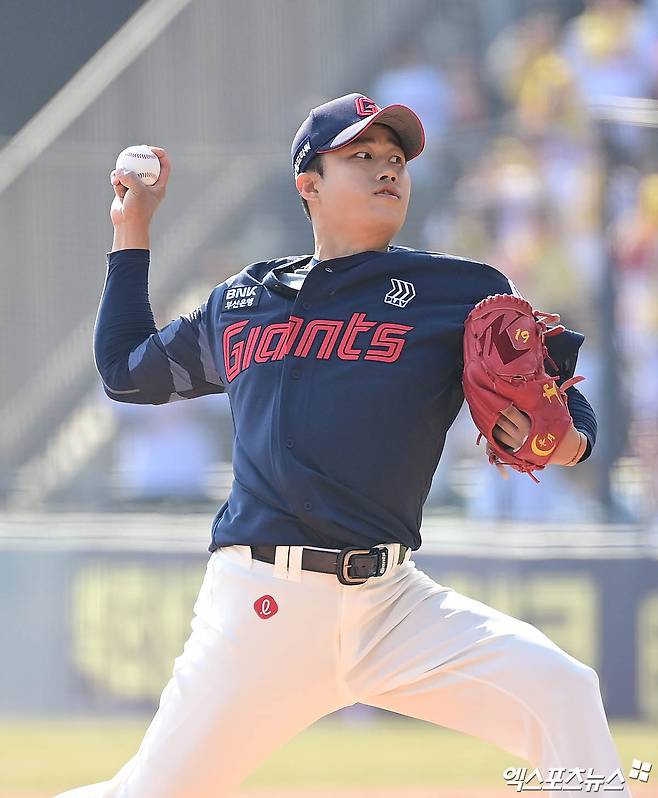 롯데 투수 김강현은 지난 10일 수원KT위즈파크에서 열린 '2025 신한 SOL Bank KBO 리그' KT 위즈와 주말 3연전 첫 경기에서 구원 등판했다. 1.1이닝 무실점으로 호투해 생애 첫 승을 기록했다. 엑스포츠뉴스 DB