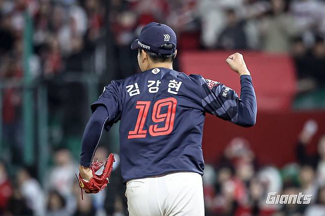롯데 투수 김강현은 지난 10일 수원KT위즈파크에서 열린 '2025 신한 SOL Bank KBO 리그' KT 위즈와 주말 3연전 첫 경기에서 구원 등판했다. 1.1이닝 무실점으로 호투해 생애 첫 승을 기록했다. 롯데 자이언츠