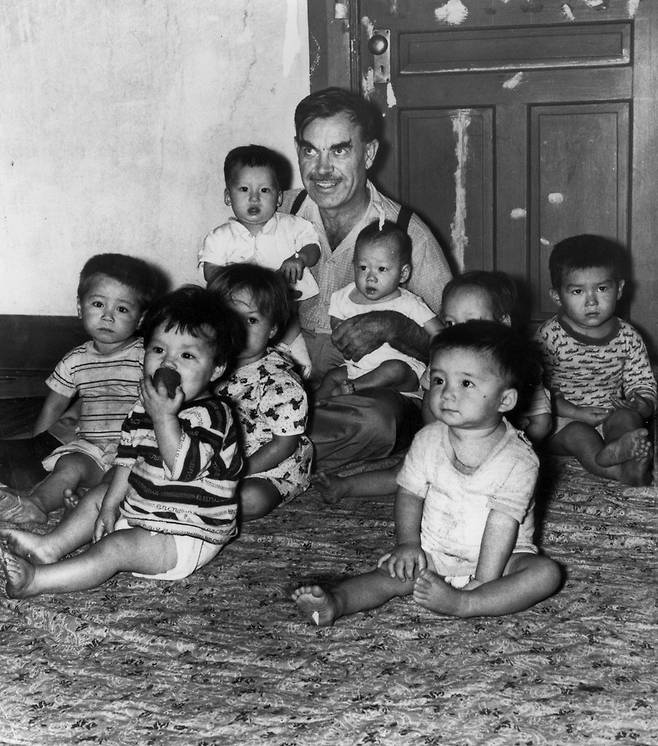 1955년 당시 홀드아동복지회 설립자인 해리 홀트 씨와 양자들 [국가기록원 자료]