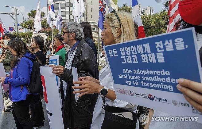 "해외 입양과정 인권침해 진상 조사하라" 2025년 4월 10일 오전 서울 중구 진실·화해를위한과거사정리위원회 앞에서 해외 입양인과 국내외 단체 관계자들이 해외 입양 진상규명을 촉구하는 시위를 벌이고 있다. [황광모 기자]