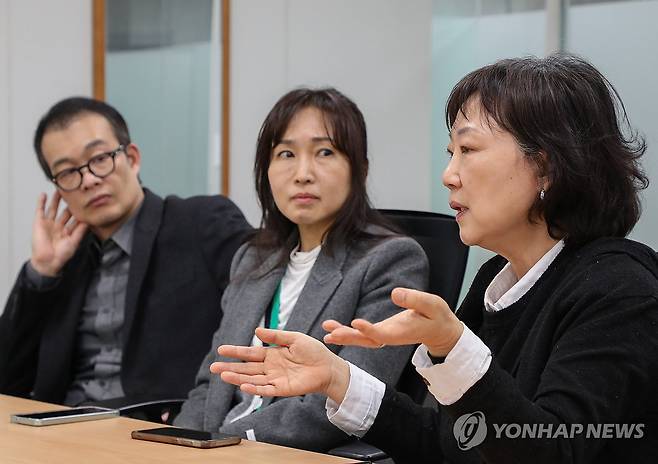 "입양인 고통 외면해서는 안됩니다" 연합뉴스와 인터뷰 중인 이승훈 몽테뉴해외입양연대 사무국장(왼쪽), 같은 단체 배진시 대표(가운데), 권희정 미혼모아카이빙과권익옹호연구소장(오른쪽)
[진성철 기자 촬영]