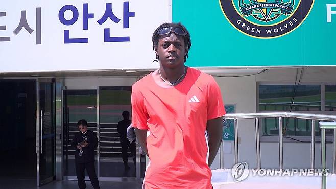 인터뷰하는 육상 기대주 비웨사 (서울=연합뉴스) 박소라 기자 = 육상 100ｍ 기대주 비웨사 다니엘 가사마(안산시청)가 지난 7일 경기 안산와스타디움에서 연합뉴스와 인터뷰하고 있다. 2025.5.11 e1501s@yna.co.kr