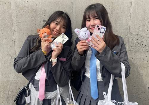 케이콘 재팬 찾은 일본인들 (도쿄=연합뉴스) 김지수 통신원 = 9일 일본 지바현 마쿠하리 멧세에서 열린 케이콘 재팬을 찾은 사사지마 나오(왼쪽) 씨와 고바야시 사야 씨가 굿즈를 들어 보이고 있다.