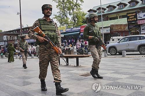 카슈미르 순찰하는 인도군 [AP 연합뉴스 자료사진. 재판매 및 DB 금지]