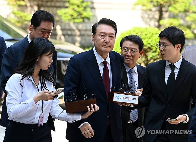 윤석열 전 대통령, 3차 공판 출석 (서울=연합뉴스) 윤석열 전 대통령이 12일 서울 서초구 중앙지방법원에서 열린 내란 우두머리 혐의, 직권남용 권리행사방해 혐의 사건 3차 공판에 출석, 취재진의 질문을 받으며 이동하고 있다. 2025.5.12 [사진공동취재단] photo@yna.co.kr
