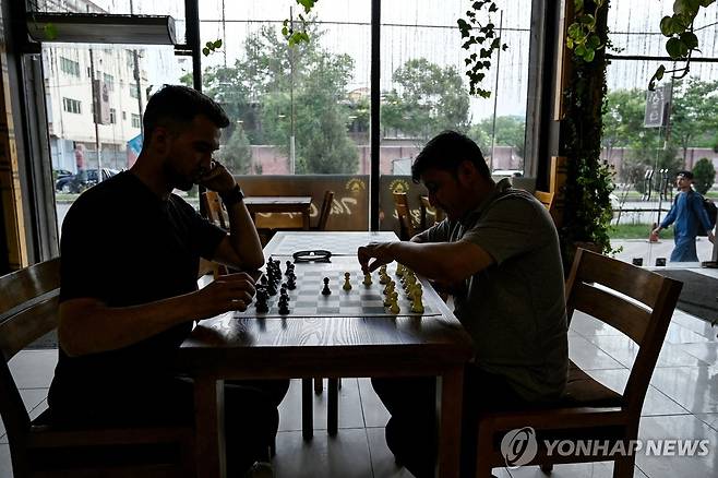 아프가니스탄 체스 카페 (카불 AFP=연합뉴스) 11일 아프가니스탄 수도 카불의 한 카페에서 시민들이 체스를 즐기고 있다. 2025.5.12. photo@yna.co.kr