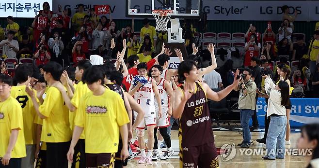 SK 구사일생 (창원=연합뉴스) 김동민 기자 = 11일 경남 창원체육관에서 열린 2024∼2025시즌 프로농구 창원 LG 세이커스와 서울 SK 나이츠의 챔피언결정전 4차전 경기 종료 후 양 팀 선수가 팬에게 인사하고 있다. SK가 74대 48로 승리했다. 2025.5.11 image@yna.co.kr