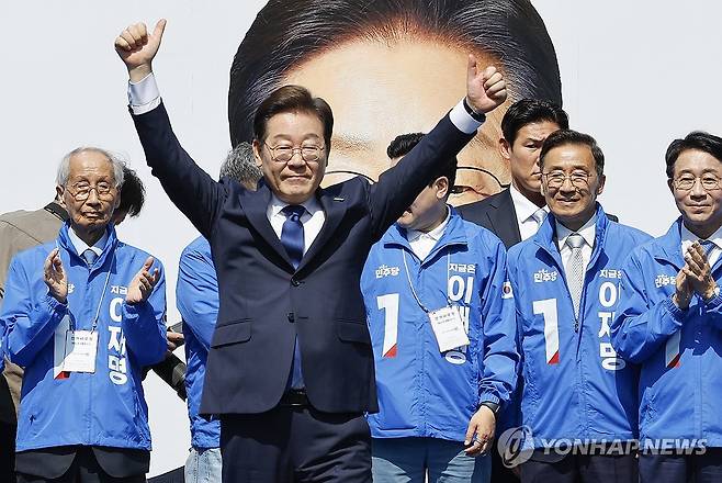 민주당 이재명 후보, '빛의 혁명' 광화문에서 첫 유세 (서울=연합뉴스) 김주성 기자 = 더불어민주당 이재명 대선 후보가 6·3 대통령선거 공식 선거운동 첫날인 12일 '빛의 혁명'을 상징하는 공간인 서울 광화문 청계광장에서 첫 유세를 시작하며 두 팔을 번쩍 들고 있다. 2025.5.12 [공동취재] utzza@yna.co.kr