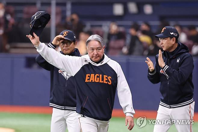 김경문 감독, 관중에게 감사 인사 (서울=연합뉴스) 임화영 기자 = 11일 서울 고척스카이돔에서 열린 프로야구 한화 이글스와 키움 히어로즈의 경기에서 8-0으로 승리한 한화 김경문 감독이 관중을 향해 인사하고 있다. 2025.5.11 hwayoung7@yna.co.kr