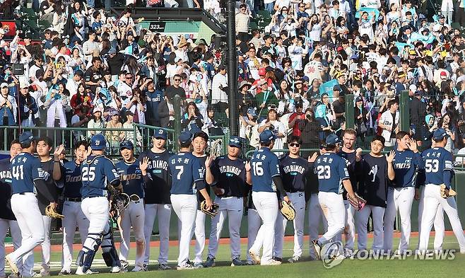 승리 기쁨 나누는 NC 선수들 (부산=연합뉴스) 강선배 기자 = 4일 부산 사직야구장에서 열린 2024 프로야구 NC 다이노스와 롯데 자이언츠의 경기.
NC 선수들이 9대6으로 롯데를 누르고 승리의 기쁨을 나누고 있다. 2025.5.4 sbkang@yna.co.kr