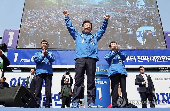 광화문에서 유세 시작한 이재명 후보 (서울=연합뉴스) 김주성 기자 = 더불어민주당 이재명 대선 후보가 제21대 대통령선거 공식 선거운동이 시작된 12일 서울 종로구 청계광장에서 열린 중앙선거대책위원회 출정식에서 시민들에게 인사하고 있다. 2025.5.12 [공동취재] utzza@yna.co.kr